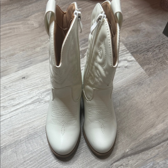 Lucky Top Other - Little Girl White Cowgirl Boots Size 10c